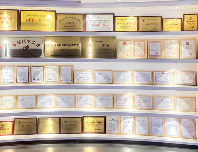 Antena Radio Bawaan GPS RTK Mode Antena Kecil Arah Diputar ke Atas untuk Meningkatkan Jarak Transmisi 4